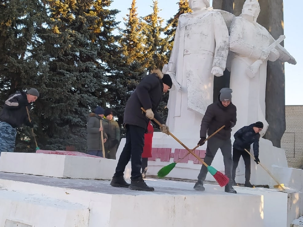 Уборка территории памятника.